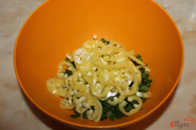 Фото приготовление рецепта: Огуречный салат с перцем, зеленым луком и мягким сыром шаг №2