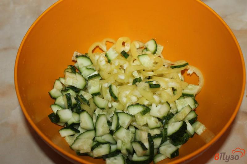 Фото приготовление рецепта: Огуречный салат с перцем, зеленым луком и мягким сыром шаг №3