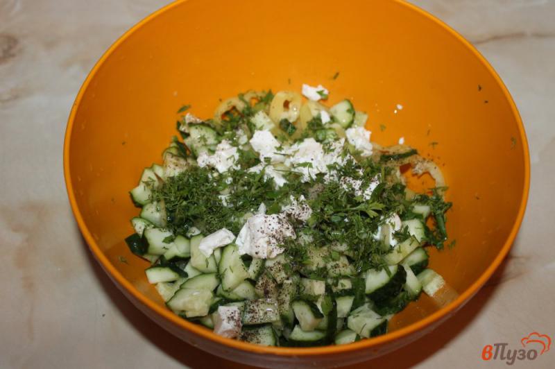 Фото приготовление рецепта: Огуречный салат с перцем, зеленым луком и мягким сыром шаг №5