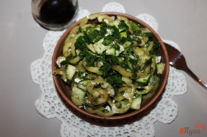 Фото приготовление рецепта: Огуречный салат с перцем, зеленым луком и мягким сыром шаг №6