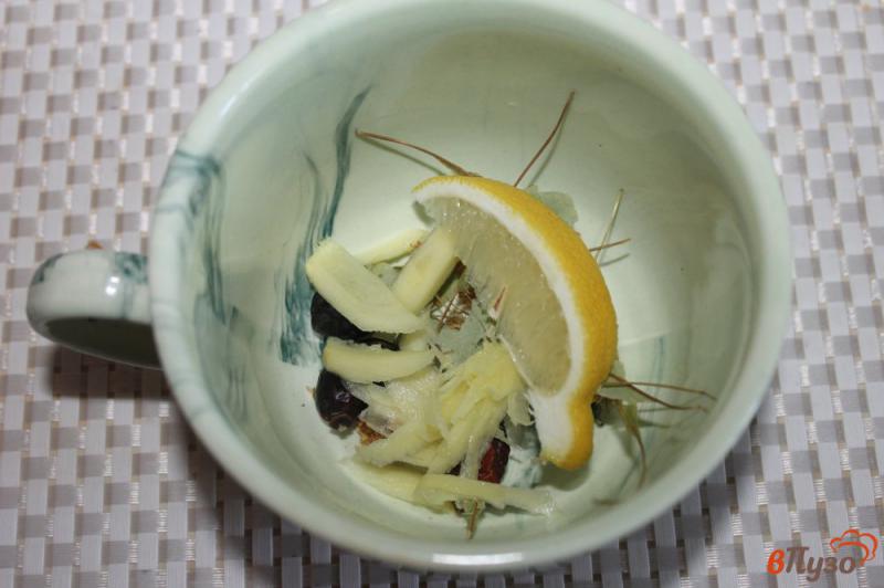 Фото приготовление рецепта: Чай из липы и шиповника с лимоном и имбирем шаг №3