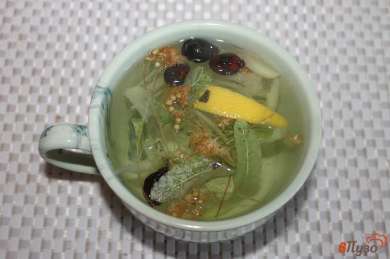 Фото приготовление рецепта: Чай из липы и шиповника с лимоном и имбирем шаг №4