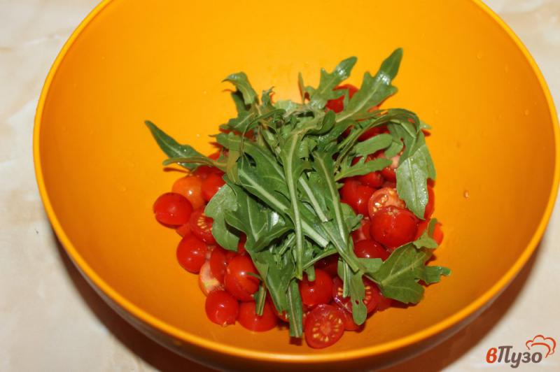 Фото приготовление рецепта: Салат из помидоров черри, зеленого перца и рукколы в соево -кунжутной заправке шаг №2