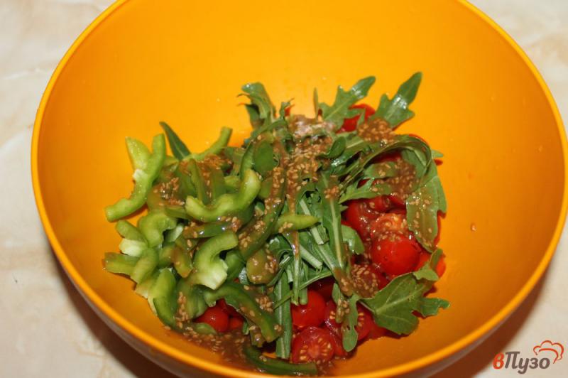 Фото приготовление рецепта: Салат из помидоров черри, зеленого перца и рукколы в соево -кунжутной заправке шаг №4