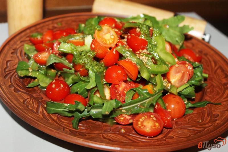 Фото приготовление рецепта: Салат из помидоров черри, зеленого перца и рукколы в соево -кунжутной заправке шаг №5