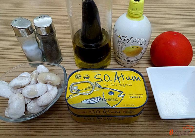 Фото приготовление рецепта: Салат с тунцом, помидорами, перцем и фасолью шаг №1