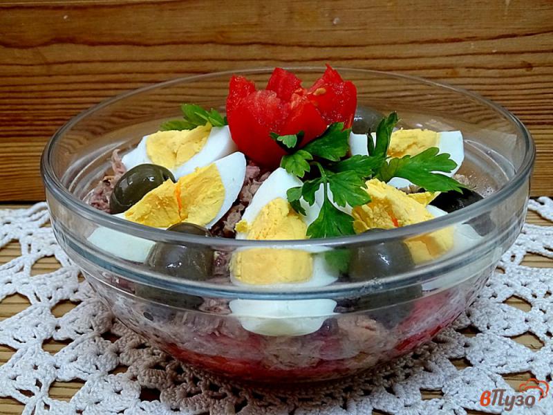 Фото приготовление рецепта: Салат с тунцом, помидорами, перцем и фасолью шаг №10