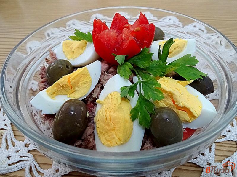 Фото приготовление рецепта: Салат с тунцом, помидорами, перцем и фасолью шаг №11