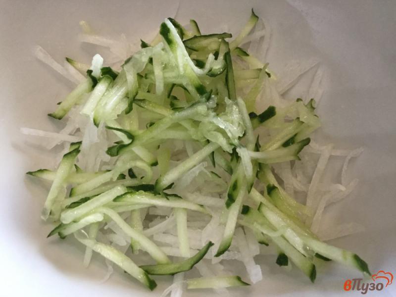 Фото приготовление рецепта: Салат из огурца и редьки шаг №4