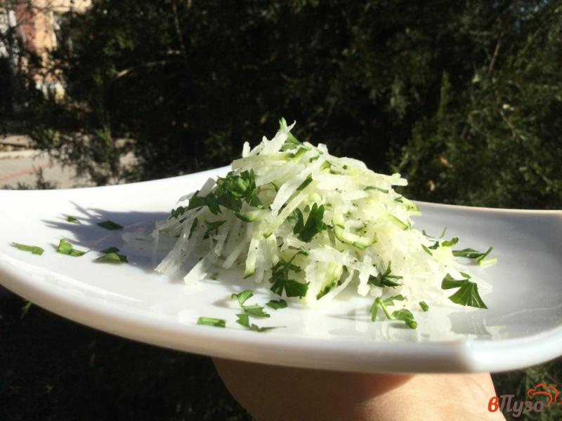 Фото приготовление рецепта: Салат из огурца и редьки шаг №7
