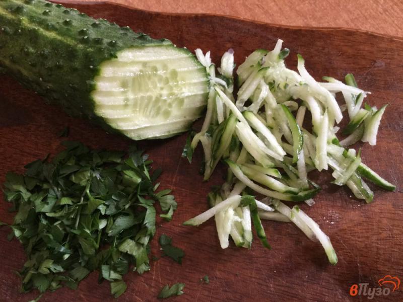 Фото приготовление рецепта: Витаминный салат из помидоров, огурцов и редьки шаг №2