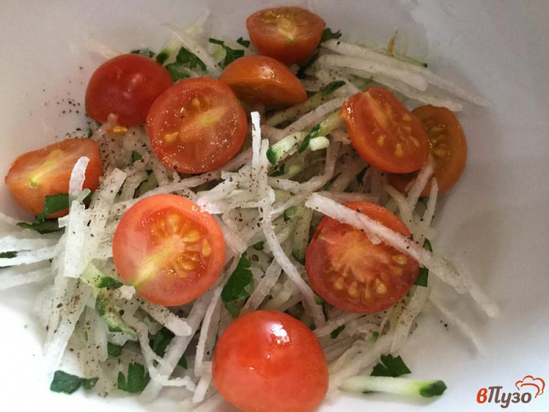 Фото приготовление рецепта: Витаминный салат из помидоров, огурцов и редьки шаг №5