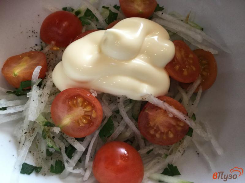 Фото приготовление рецепта: Витаминный салат из помидоров, огурцов и редьки шаг №6