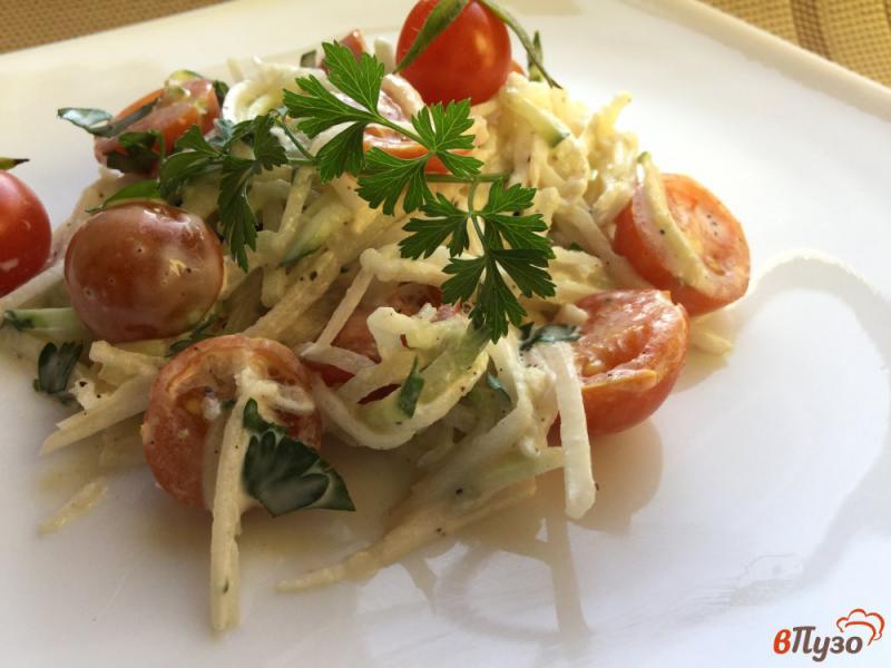 Фото приготовление рецепта: Витаминный салат из помидоров, огурцов и редьки шаг №7