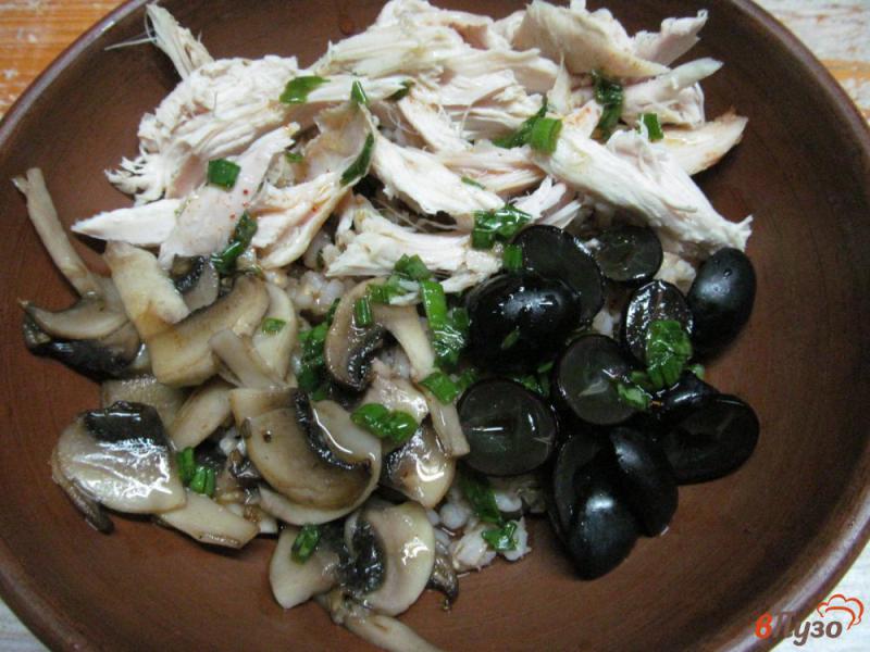 Фото приготовление рецепта: Салат из перловки с курицей грибами и виноградом шаг №6