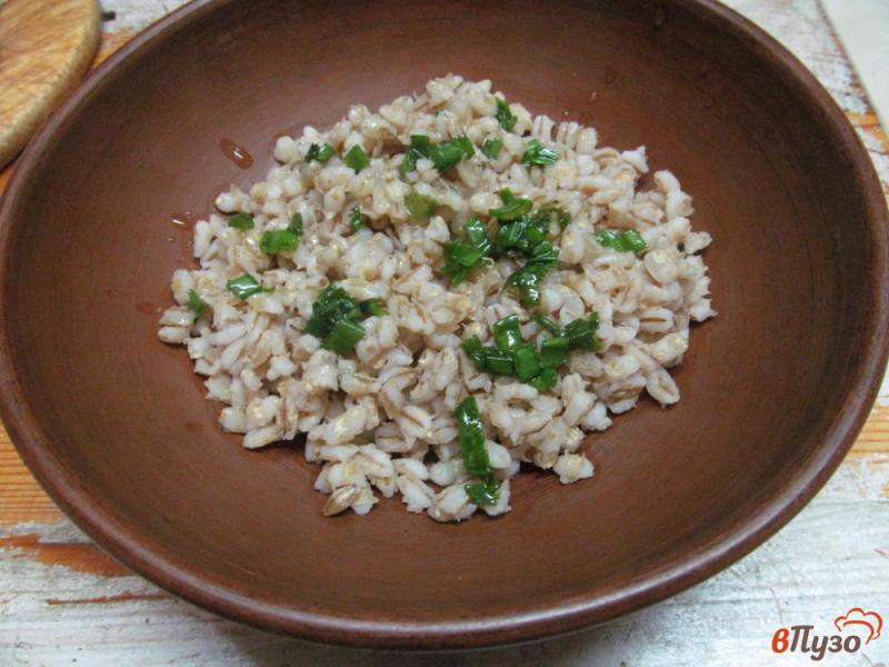 Фото приготовление рецепта: Салат из перловки с курицей грибами и виноградом шаг №3