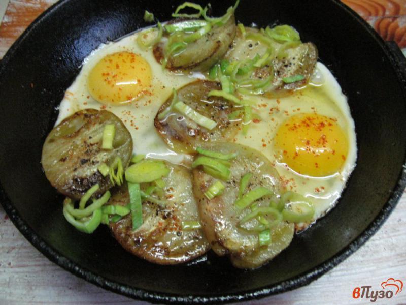 Фото приготовление рецепта: Яйца с зеленым помидором шаг №4