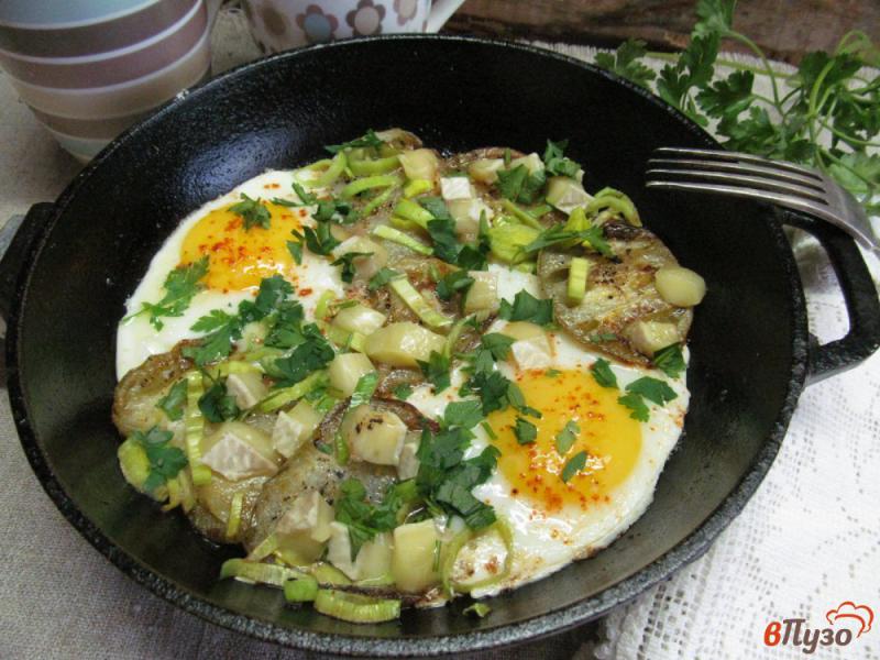 Фото приготовление рецепта: Яйца с зеленым помидором шаг №6