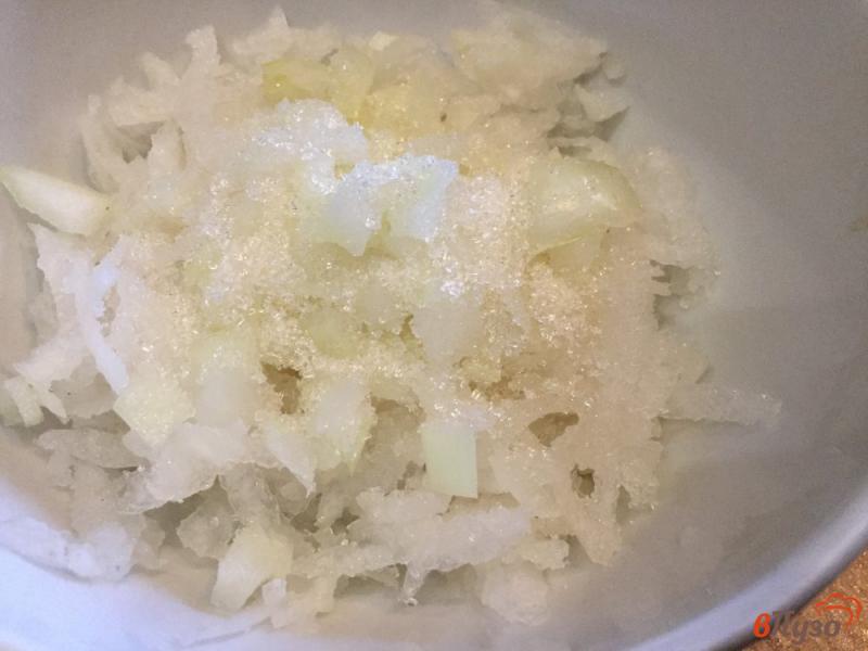 Фото приготовление рецепта: Салат из дайкона с квашеной капустой шаг №4