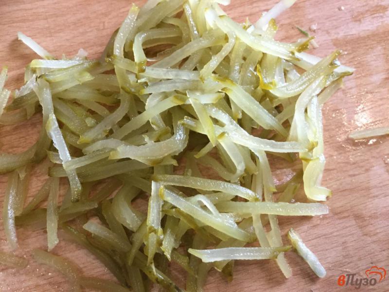 Фото приготовление рецепта: Салат из соленых огурцов и редьки шаг №3