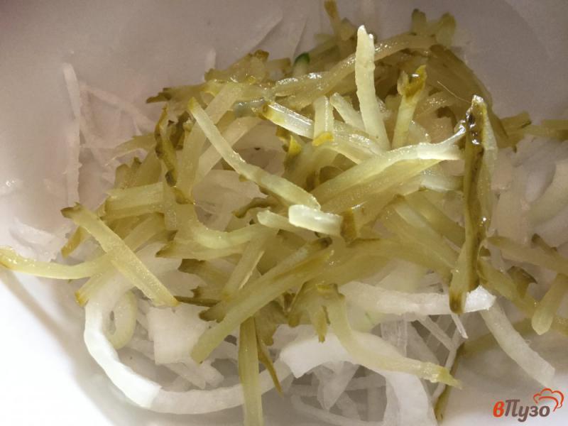 Фото приготовление рецепта: Салат из соленых огурцов и редьки шаг №5