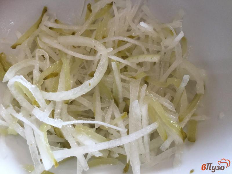 Фото приготовление рецепта: Салат из соленых огурцов и редьки шаг №6