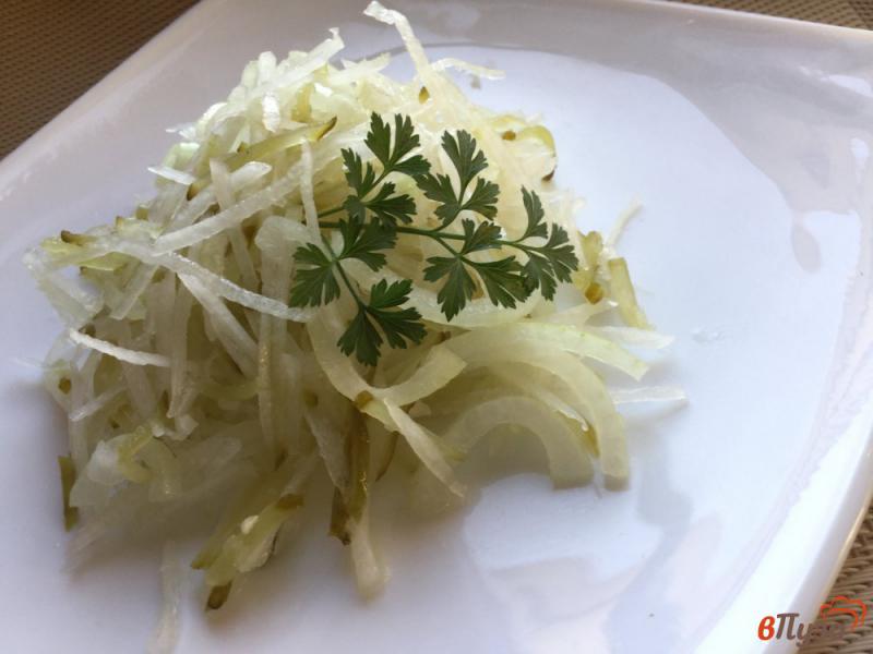 Фото приготовление рецепта: Салат из соленых огурцов и редьки шаг №7