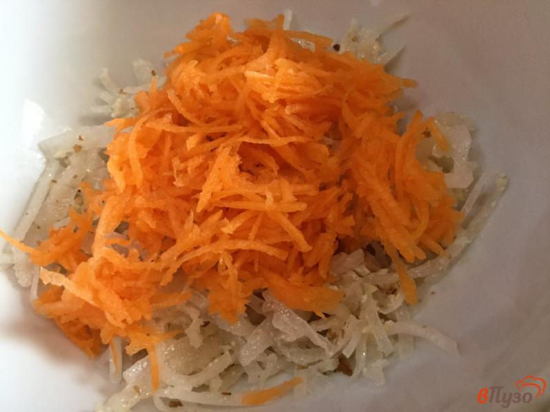 Фото приготовление рецепта: Овощной салат с морковью, редькой и орехами шаг №4