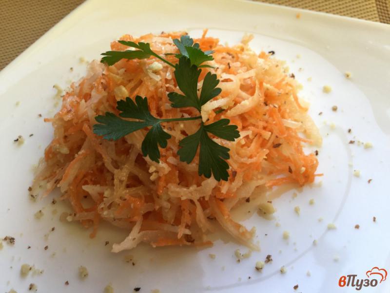 Фото приготовление рецепта: Овощной салат с морковью, редькой и орехами шаг №6