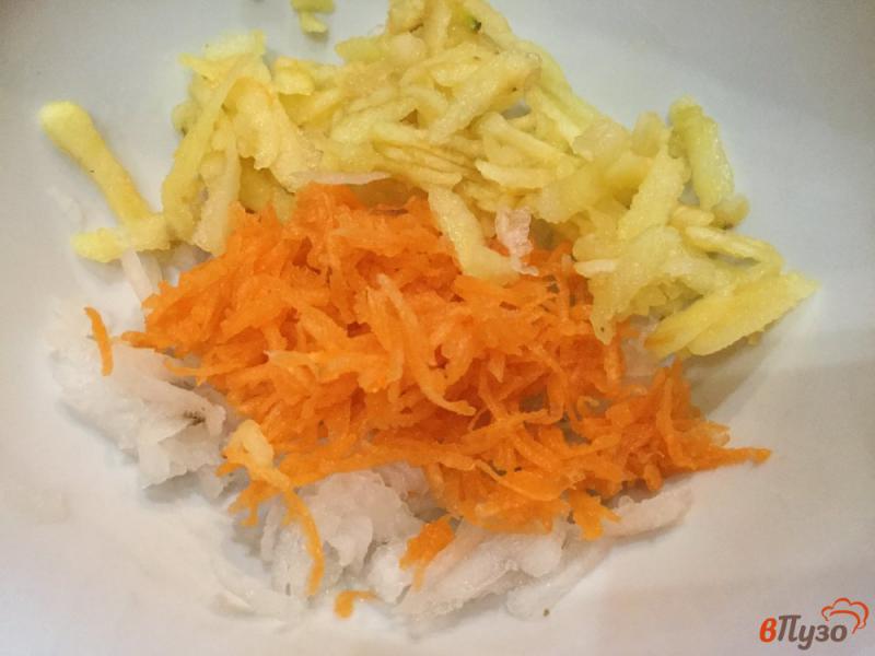 Фото приготовление рецепта: Салат из моркови, яблок и редьки шаг №4