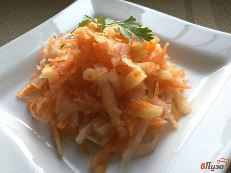 Фото приготовление рецепта: Салат из моркови, яблок и редьки шаг №6