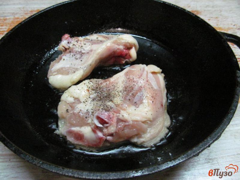 Фото приготовление рецепта: Куриные бедра с фасолью и изюмом шаг №1