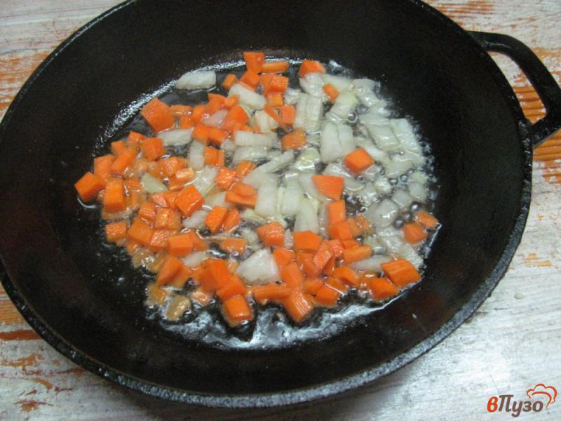 Фото приготовление рецепта: Куриные бедра с фасолью и изюмом шаг №2
