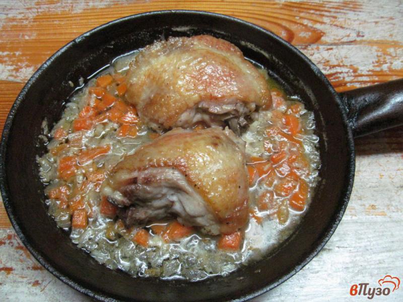 Фото приготовление рецепта: Куриные бедра с фасолью и изюмом шаг №3