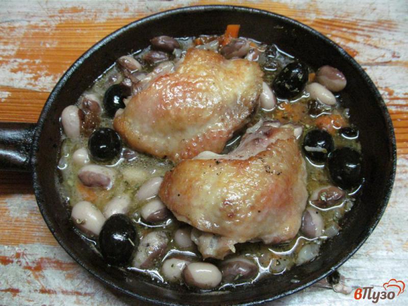 Фото приготовление рецепта: Куриные бедра с фасолью и изюмом шаг №5