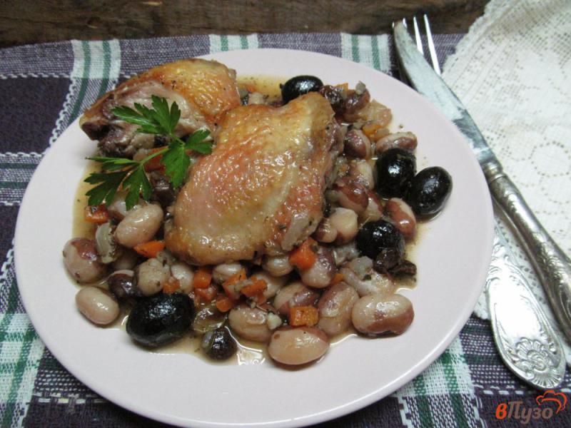 Фото приготовление рецепта: Куриные бедра с фасолью и изюмом шаг №6