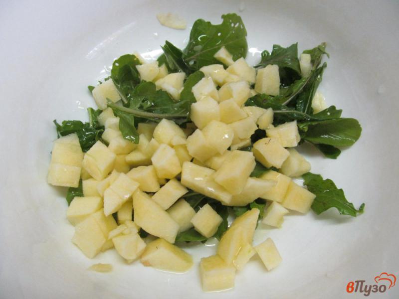 Фото приготовление рецепта: Салат с виноградом и яблоком шаг №1