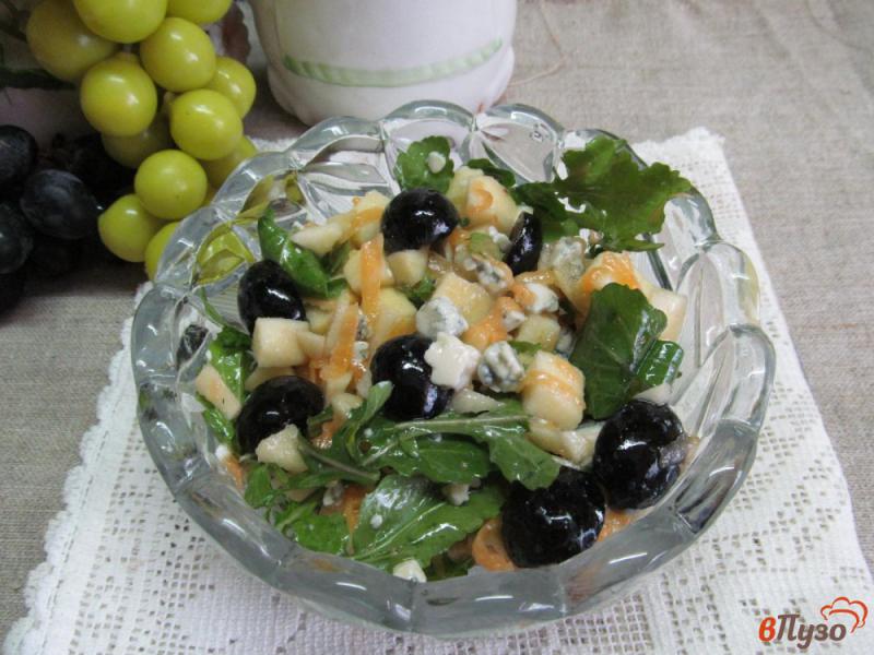 Фото приготовление рецепта: Салат с виноградом и яблоком шаг №5