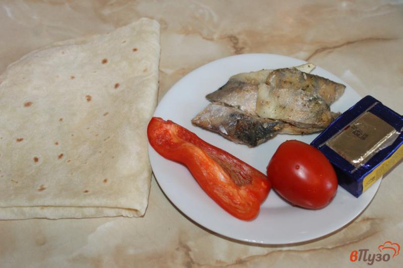 Фото приготовление рецепта: Лаваш с белой рыбой, плавленым сыром и соусом шаг №1