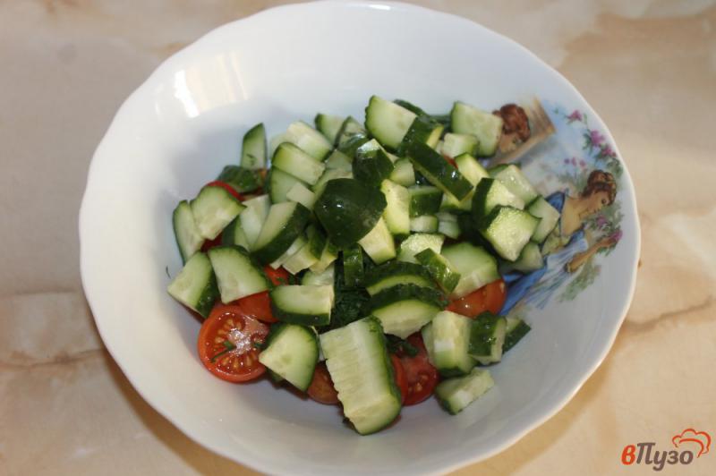 Фото приготовление рецепта: Салат из черри с зеленью и сметаной шаг №3