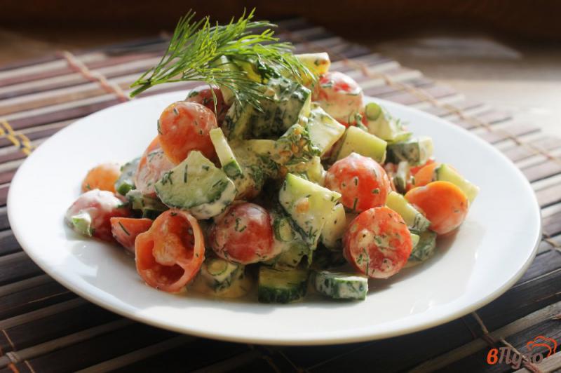Фото приготовление рецепта: Салат из черри с зеленью и сметаной шаг №5