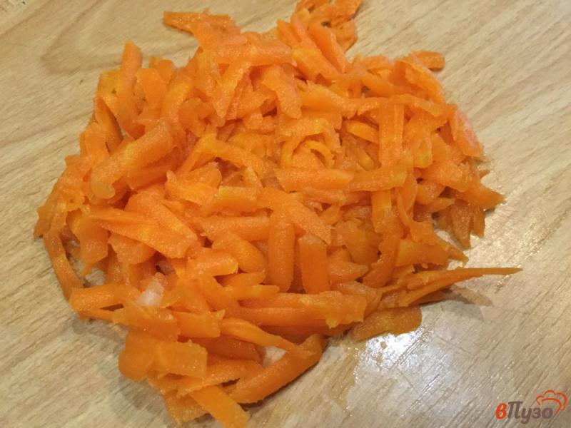 Фото приготовление рецепта: Салат из квашеной капусты с солеными огурцами и морковью шаг №1