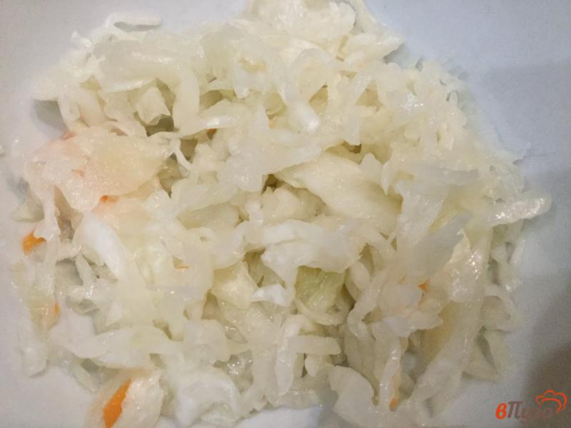 Фото приготовление рецепта: Салат из квашеной капусты с солеными огурцами и морковью шаг №3