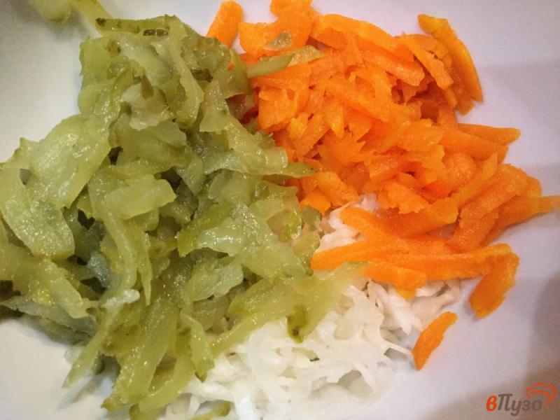 Фото приготовление рецепта: Салат из квашеной капусты с солеными огурцами и морковью шаг №4
