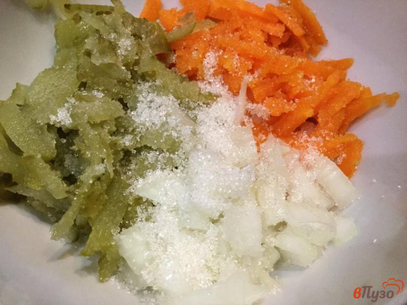 Фото приготовление рецепта: Салат из квашеной капусты с солеными огурцами и морковью шаг №6