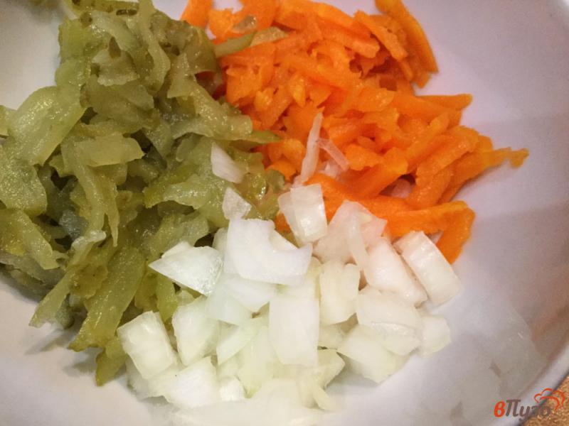 Фото приготовление рецепта: Салат из квашеной капусты с солеными огурцами и морковью шаг №5