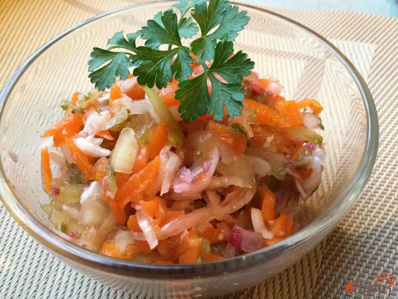 Фото приготовление рецепта: Салат из квашеной капусты с солеными огурцами и морковью шаг №8