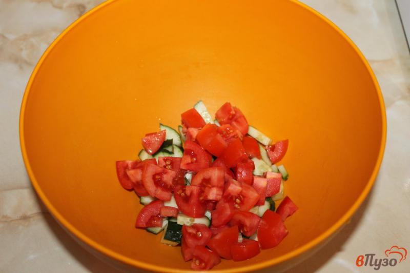 Фото приготовление рецепта: Салат из овощей с красной рыбой и фетой шаг №2