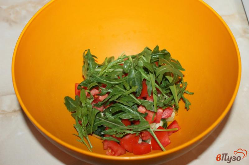 Фото приготовление рецепта: Салат из овощей с красной рыбой и фетой шаг №3