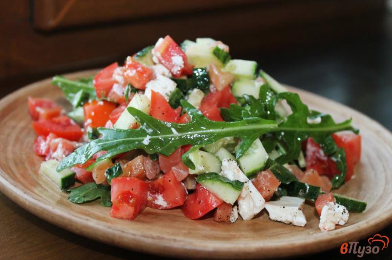 Фото приготовление рецепта: Салат из овощей с красной рыбой и фетой шаг №6